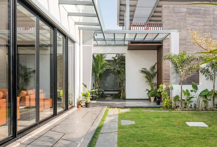 A-Millionaire’s-House-Gets-a-Stylish-Boost-with-a-Central-Courtyard